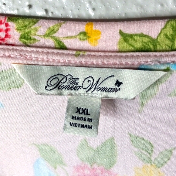 Pioneer Woman XXL Red Roses Floral V-Neck Pullover Top in Pink - Picture 3 of 5